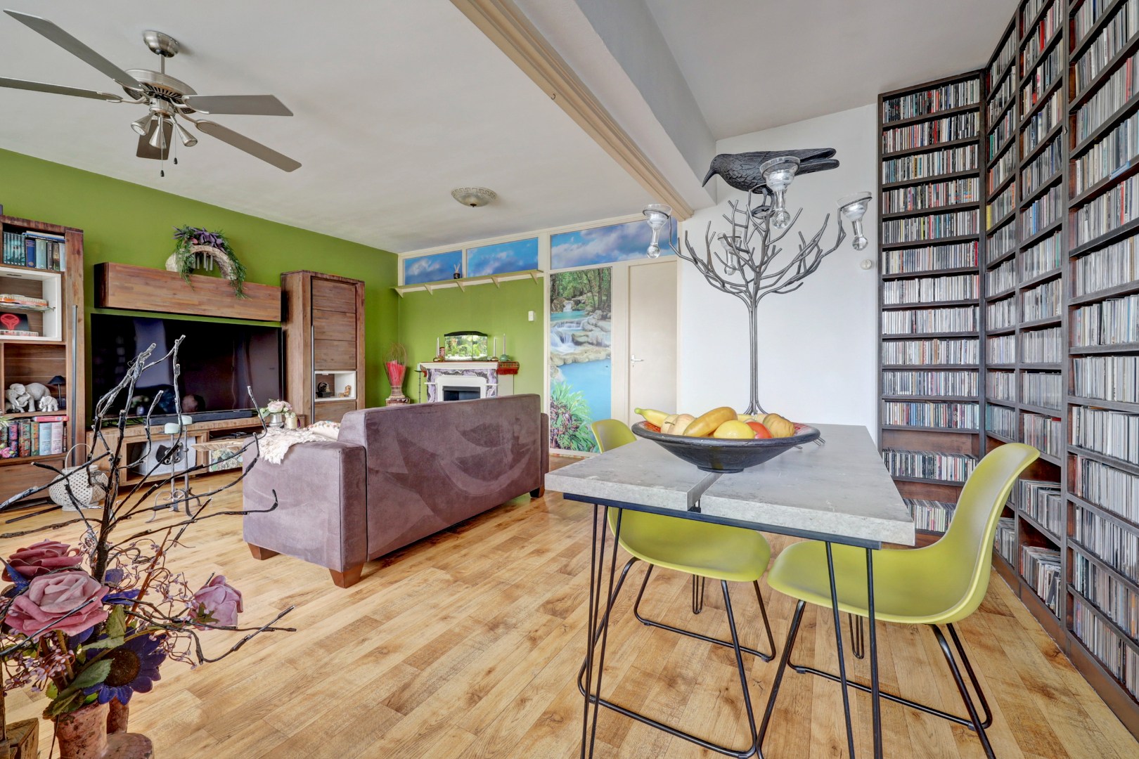 Dit ruime 3 -(voorheen 4) kamer appartement heeft een lichte woonkamer, zonnige balkon, 2 slaapkamers en is gelegen op 6e etage. 