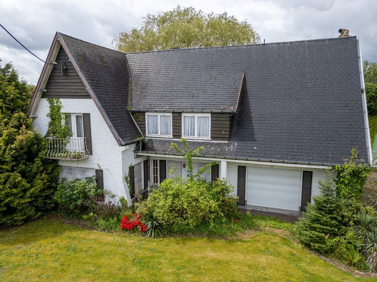 Sur 3200 m² en zone d'habitat vaste ensemble immobilier comprenant une villa de 240m² et 600m² d'entrepôt. 