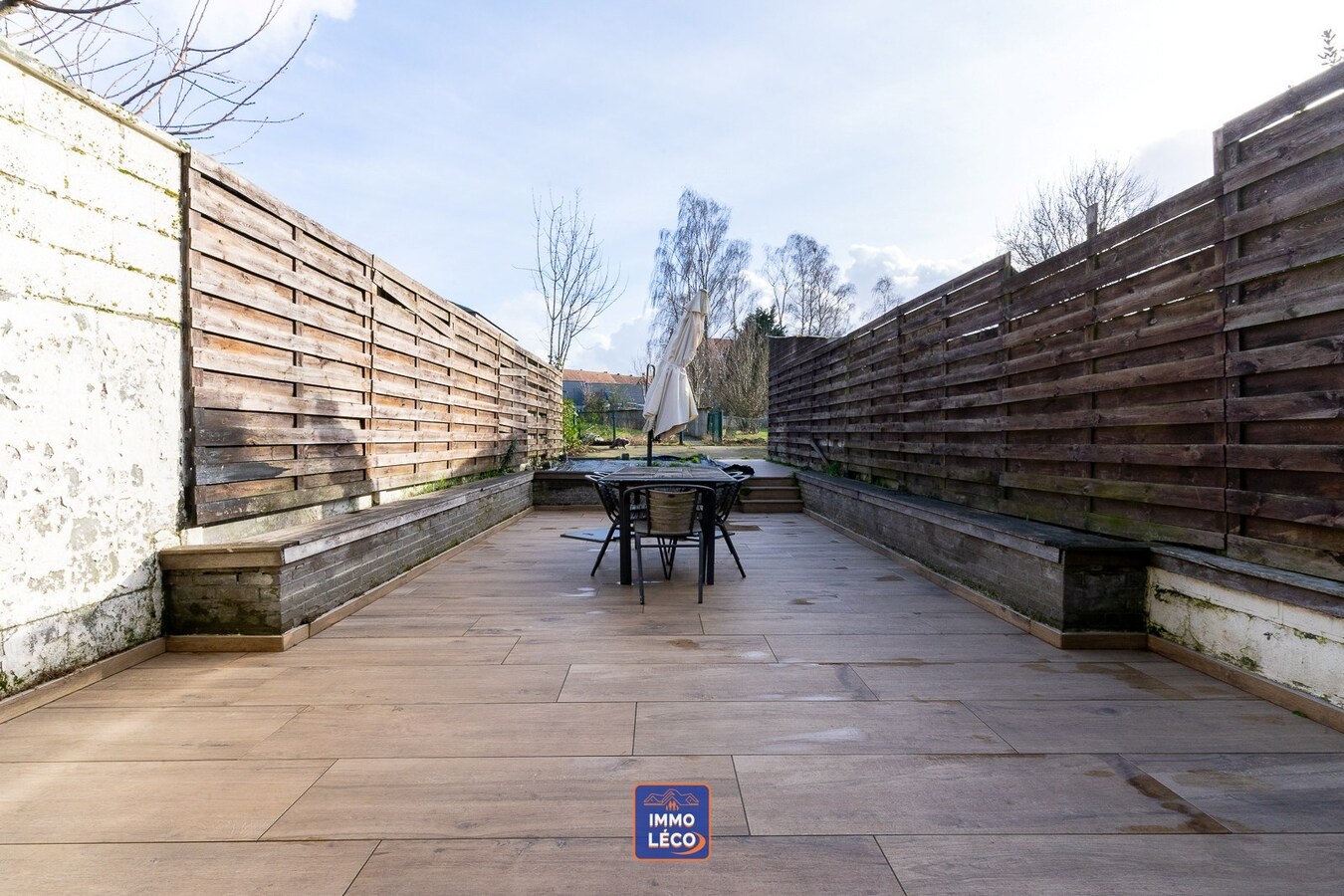 Maison rénovée érigée sur un terrain de 1448m² avec grand parking privatif, TOP SECTEUR 