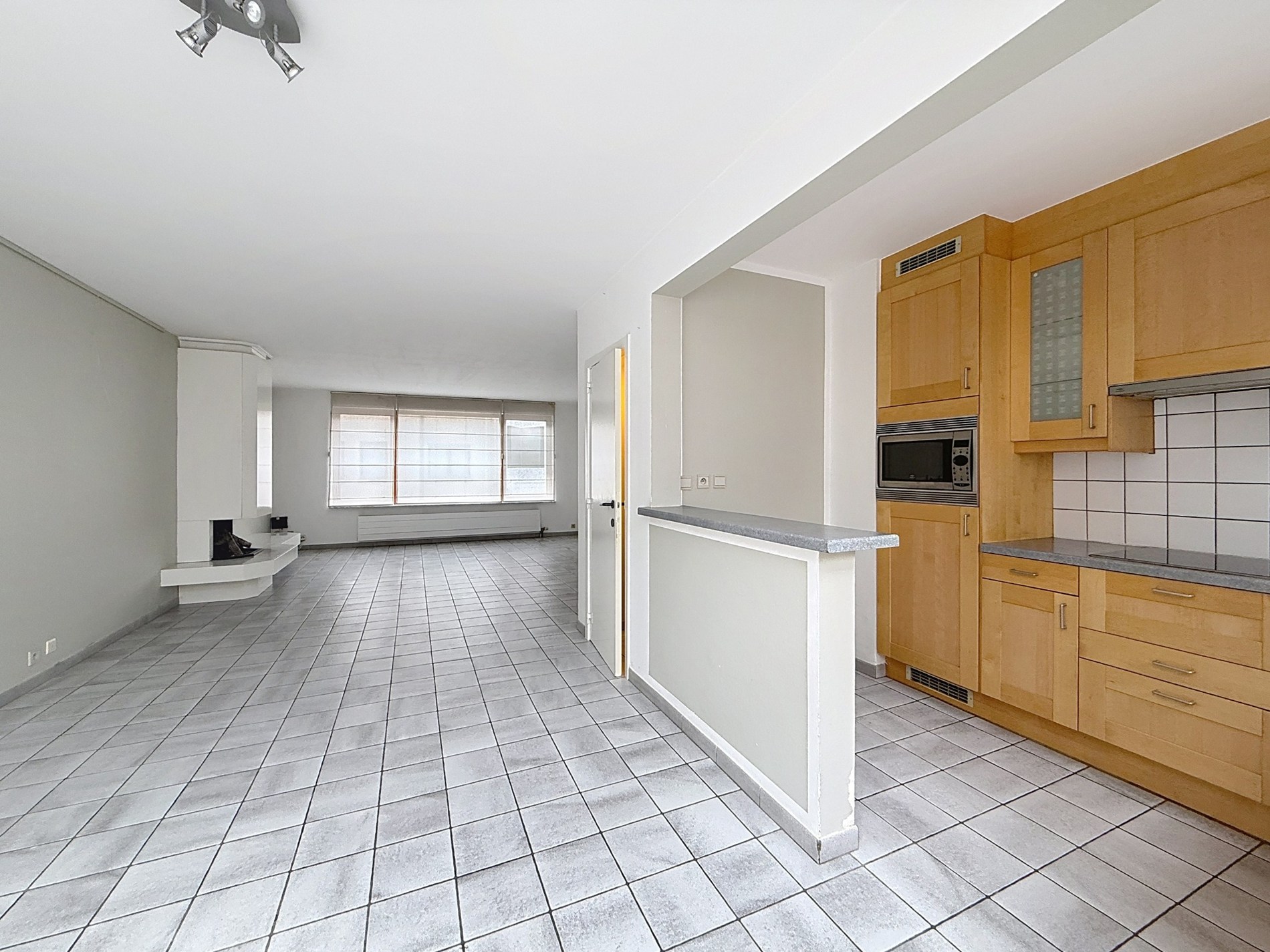 Central gelegen rijwoning in oud-Knokke, op een  centrale locatie, nabij de supermarkten, school, sportcomplex en enkele meters van de Lippenslaan en het openbaar vervoer. 