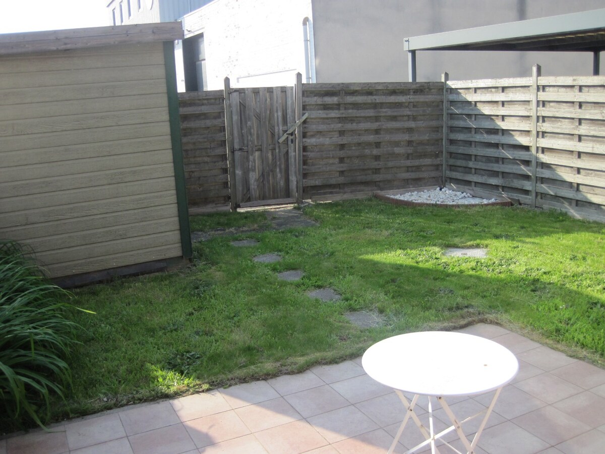 Degelijke woning met terras en tuintje. 