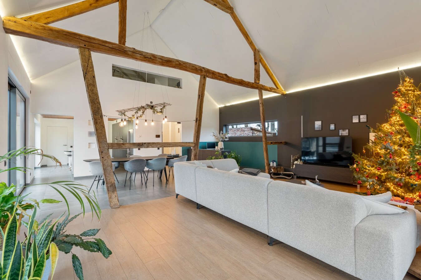 Uniek landhuis op een perceel van +/- 27 are in een GROENE oase 