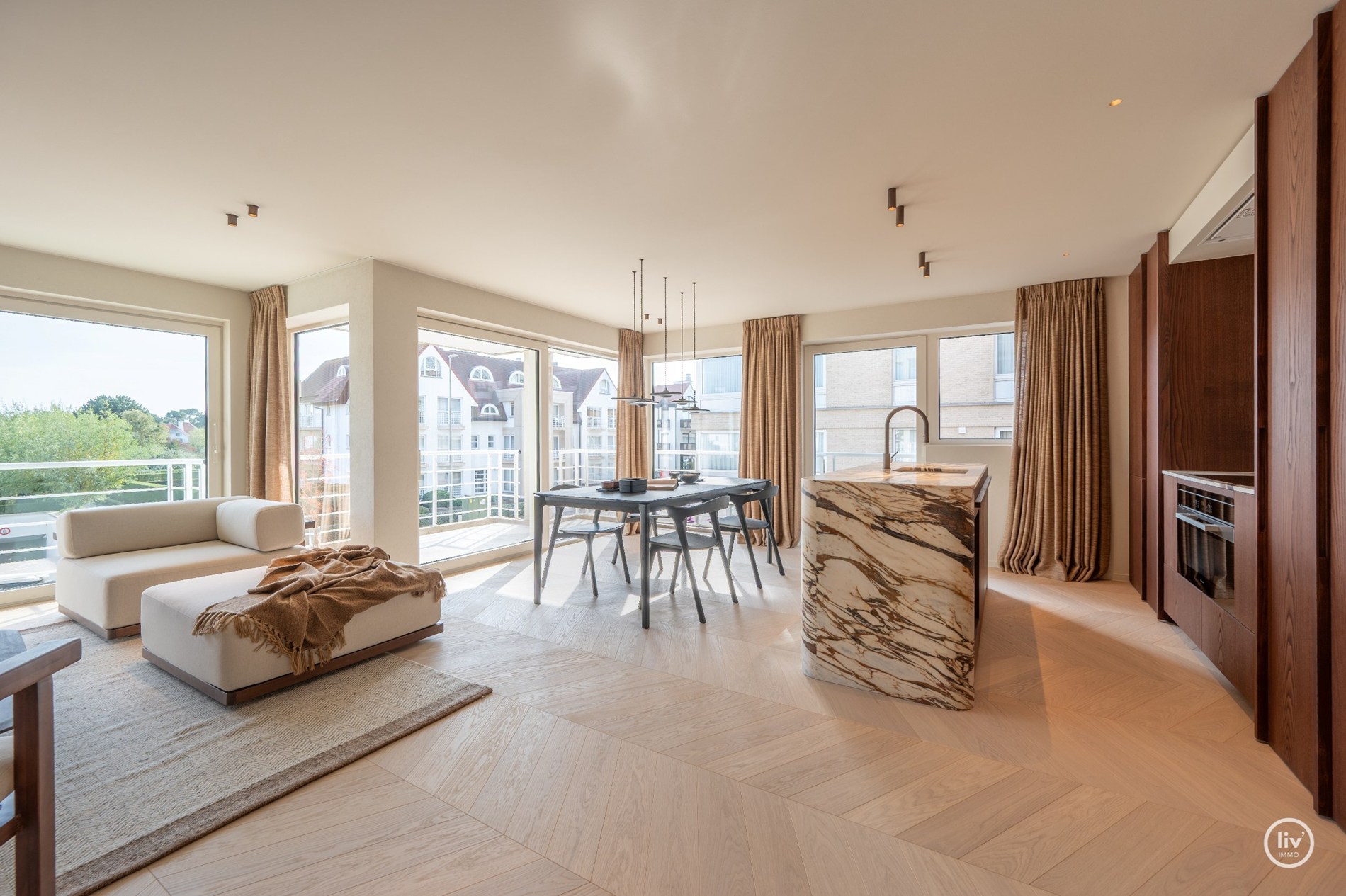 Volledig en subliem gerenoveerd zuid-west georiënteerd hoekappartement in een prestigieuze villaresidentie in het hart van het Zoute. 