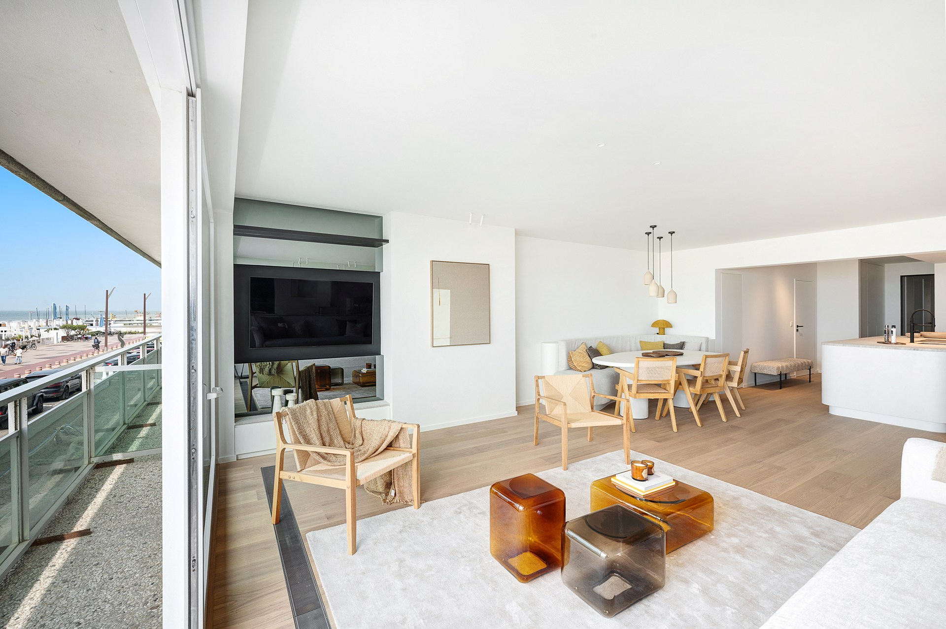 Op een absolute topligging aan de zeedijk in het Zoute bevindt zich dit prachtig gerenoveerde appartement op de eerste verdieping van een standingvolle residentie, met een gevelbreedte van 5,20 meter 