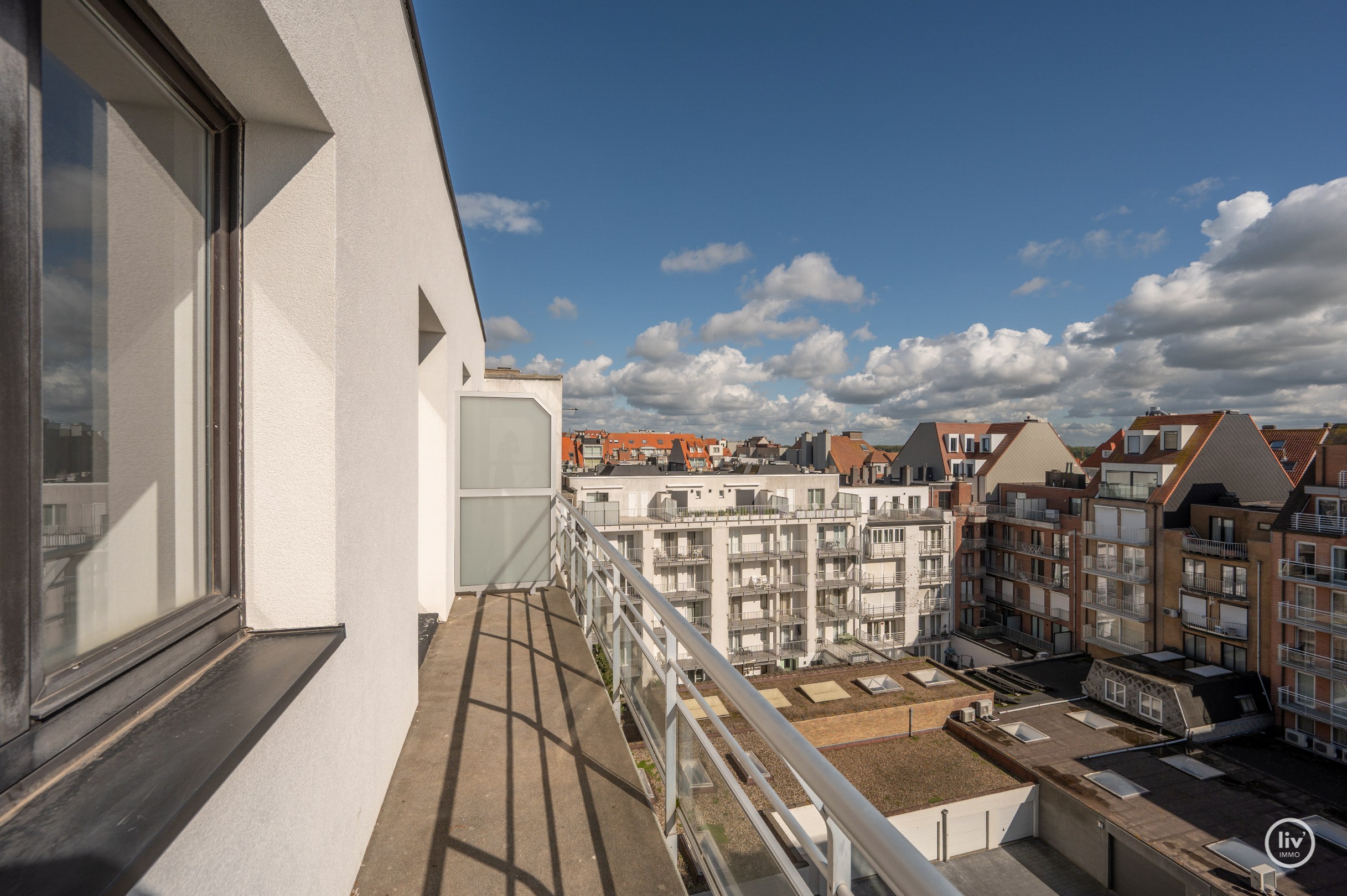 Prachtig gerenoveerd appartement op de zevende verdieping, op een absolute topligging aan de Zeedijk tussen het Lichttorenplein en het Albertplein. Dankzij de hoge ligging geniet het appartement van e 