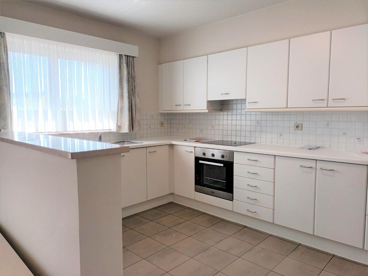 MOOI, RUIM APPARTEMENT MET 2 SLAAPKAMERS GELEGEN IN HET HARTJE VAN KERMT 