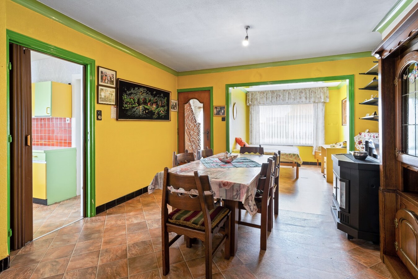 Halfopen woning met drie ruime slaapkamers en garage. 