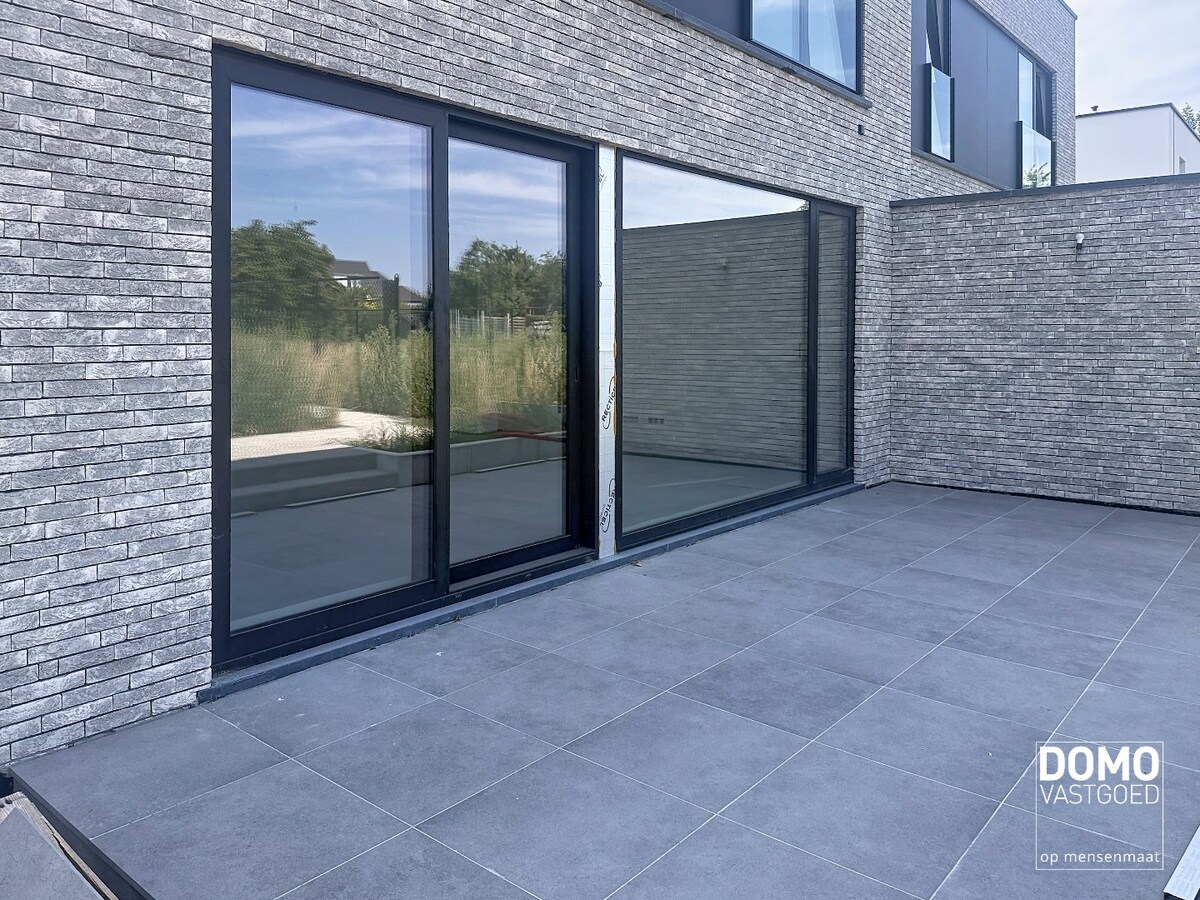 EXCLUSIEVE NIEUWBOUWONINGEN HALF OPEN BEBOUWING VOORZIEN VAN EEN HOOGWAARDIGE AFWERKING EN MET 4 SLAAPKAMERS, TUIN EN CARPORT TE KERMT 