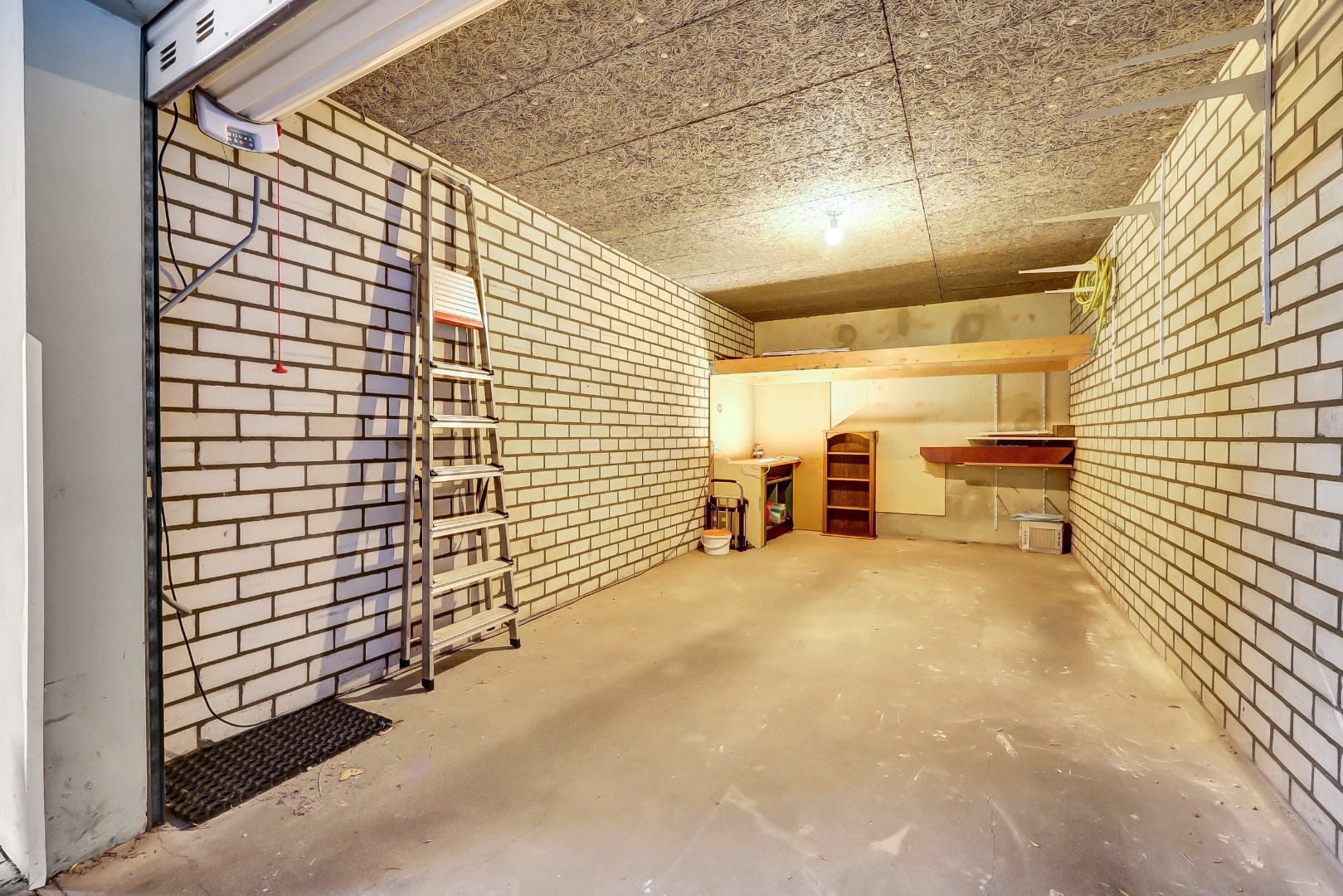 Licht en royaal 3-kamerappartement op de 2e etage met riant balkon en een garagebox in de onderbouw. 