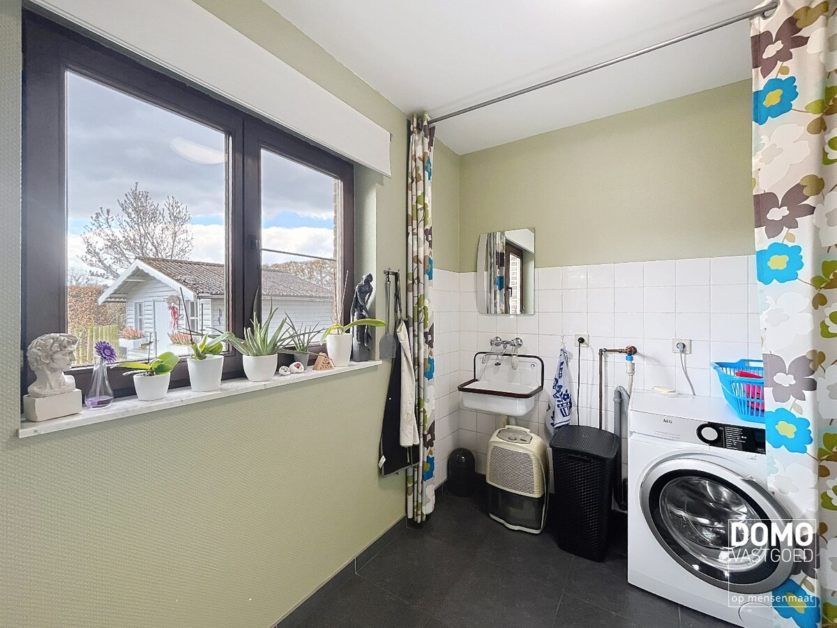 Ruime woning met 4 slaapkamers, groene tuin, terras en inpandige garage 