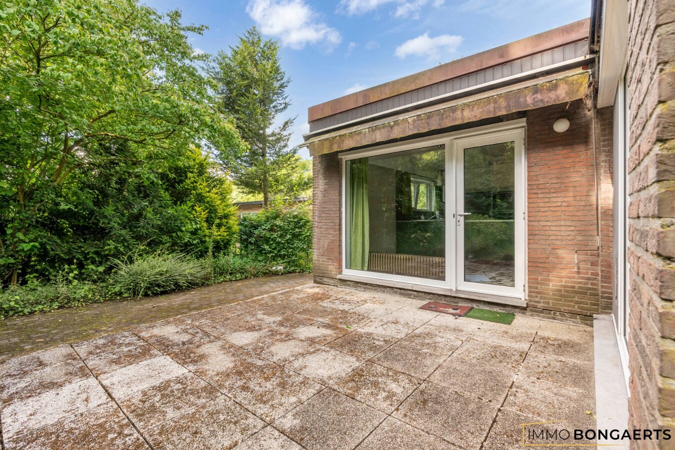 Ruime te renoveren woning op een mooi perceel. 