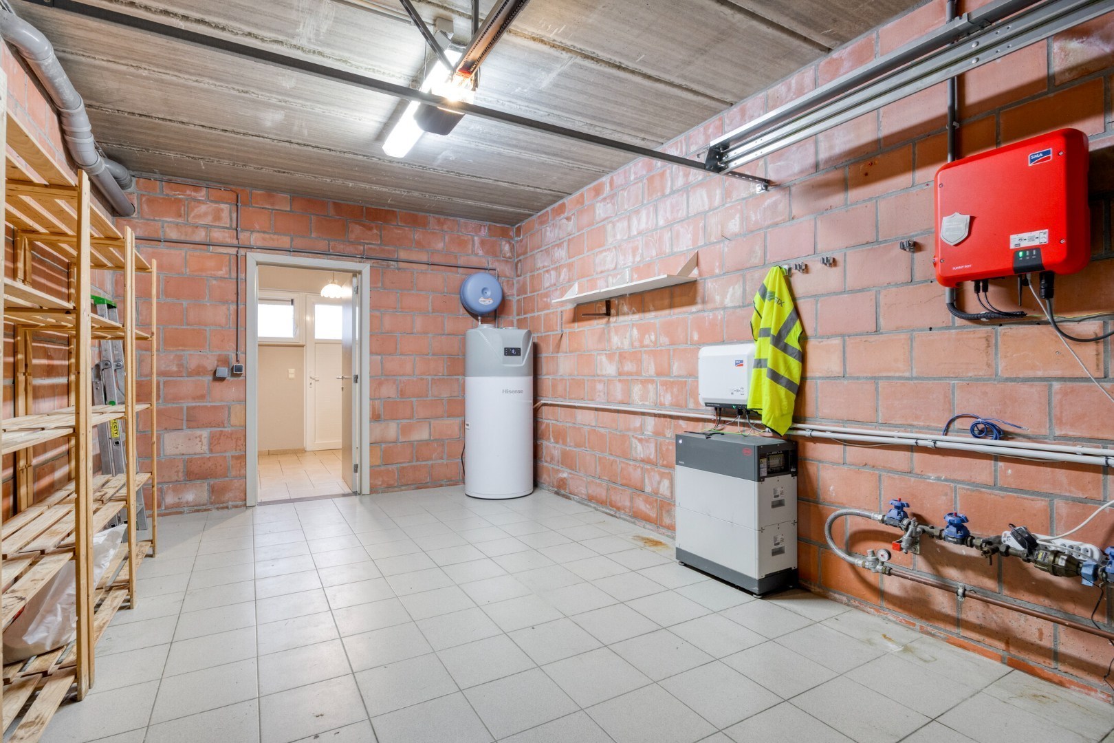 garage met zonneboiler en thuisbatterij