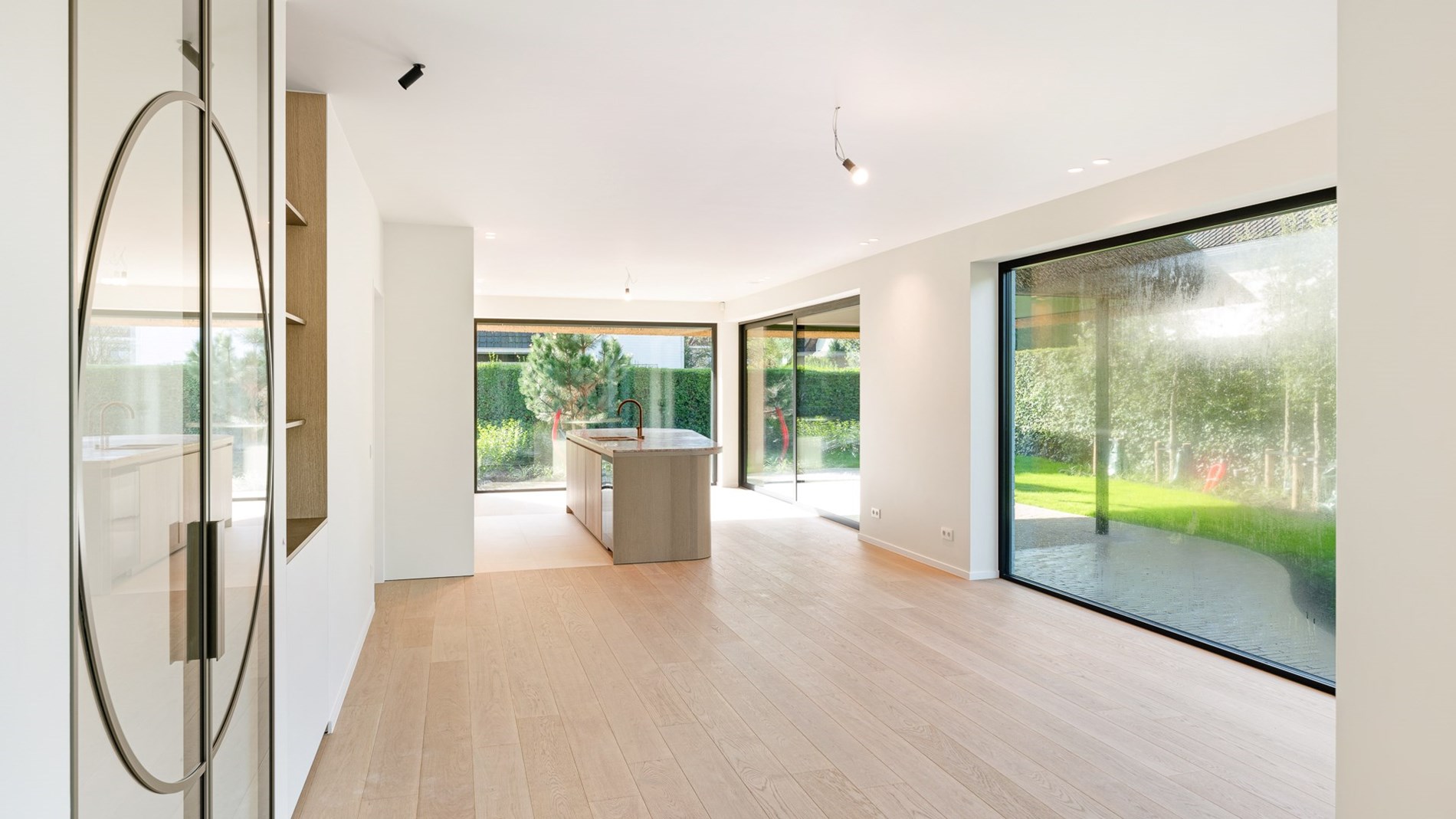 Impressionnante villa neuve au cœur du Zoute, à quelques pas du golf de Knokke. 