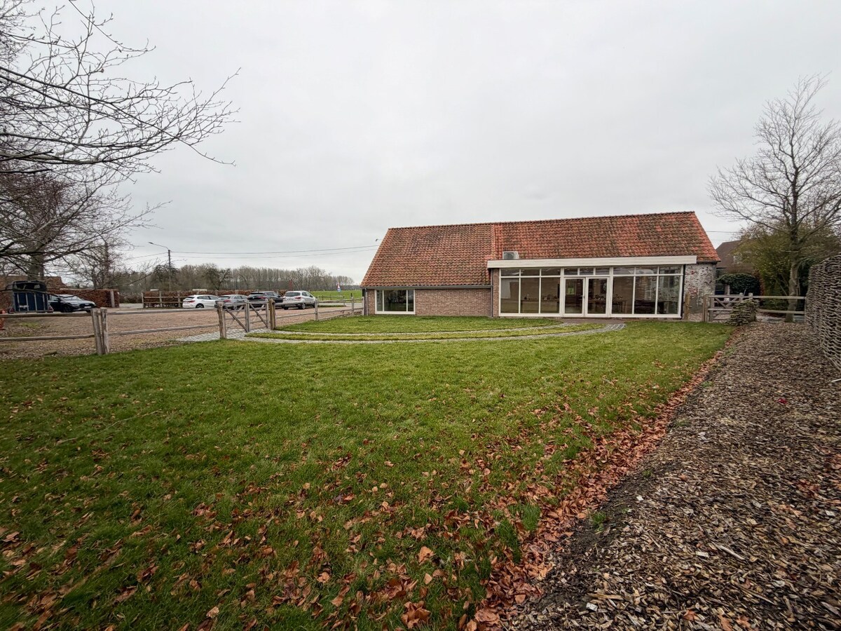 Multifunctioneel commercieel pand op toplocatie. 