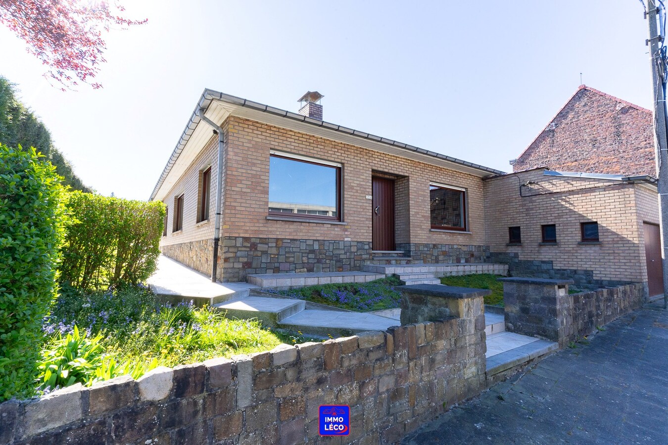 Villa "Plain-Pied" érigée sur 571m² avec garage, terrasse et jardin. 