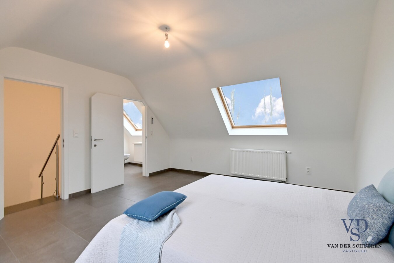 Ruime Half Open, op een commercieel gunstige ligging 