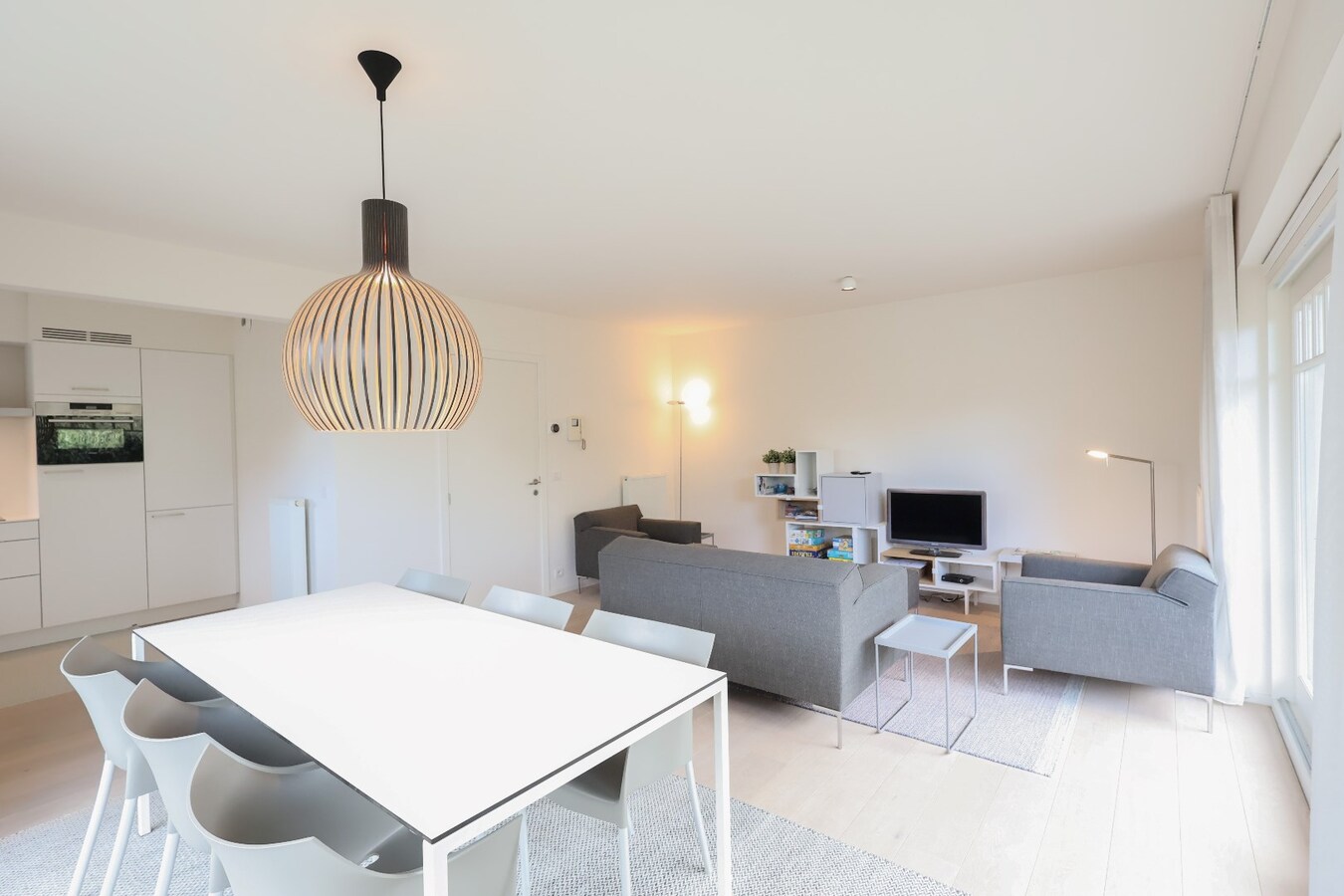 Modern 2slpk-appartement met privé tuin op wandelafstand van het strand 