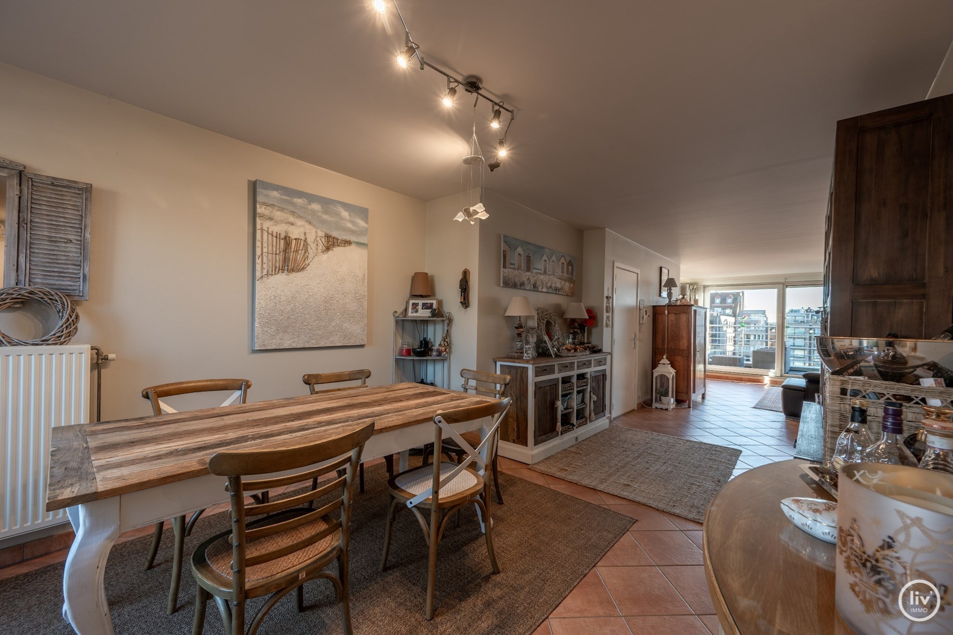 Appartement spacieux avec 3 chambres et 2 salles de bains à Knokke avec vue dégagée sur la rue. 