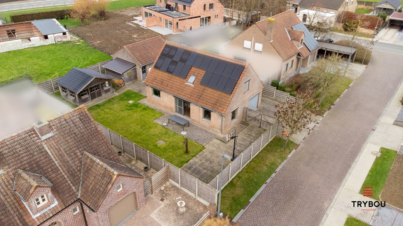 Instapklare gezinswoning met ruime tuin en dubbele garage in Poelkapelle 