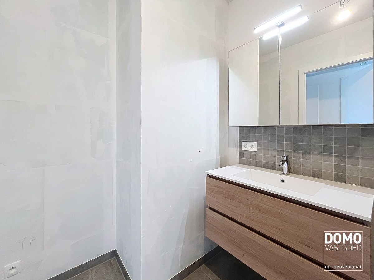 VOLLEDIG AFGEWERKT NIEUWBOUWAPPARTEMENT MET 2 SLAAPKAMERS, TERRAS, ONDERGRONDSE AUTOSTANDPLAATS EN KELDERBERGING IN RESIDENTIE "DE KWINT" TE ZONHOVEN 