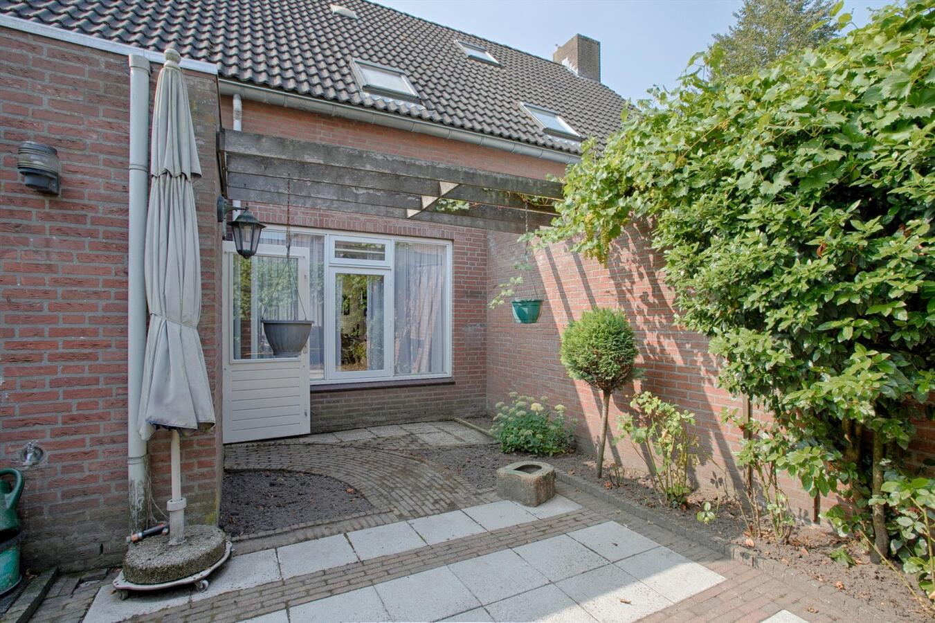 Halfvrijstaande woning met garage/carport gelegen op 275 m2 aan de Prs. Marijkestraat 7 te Bergeijk. 