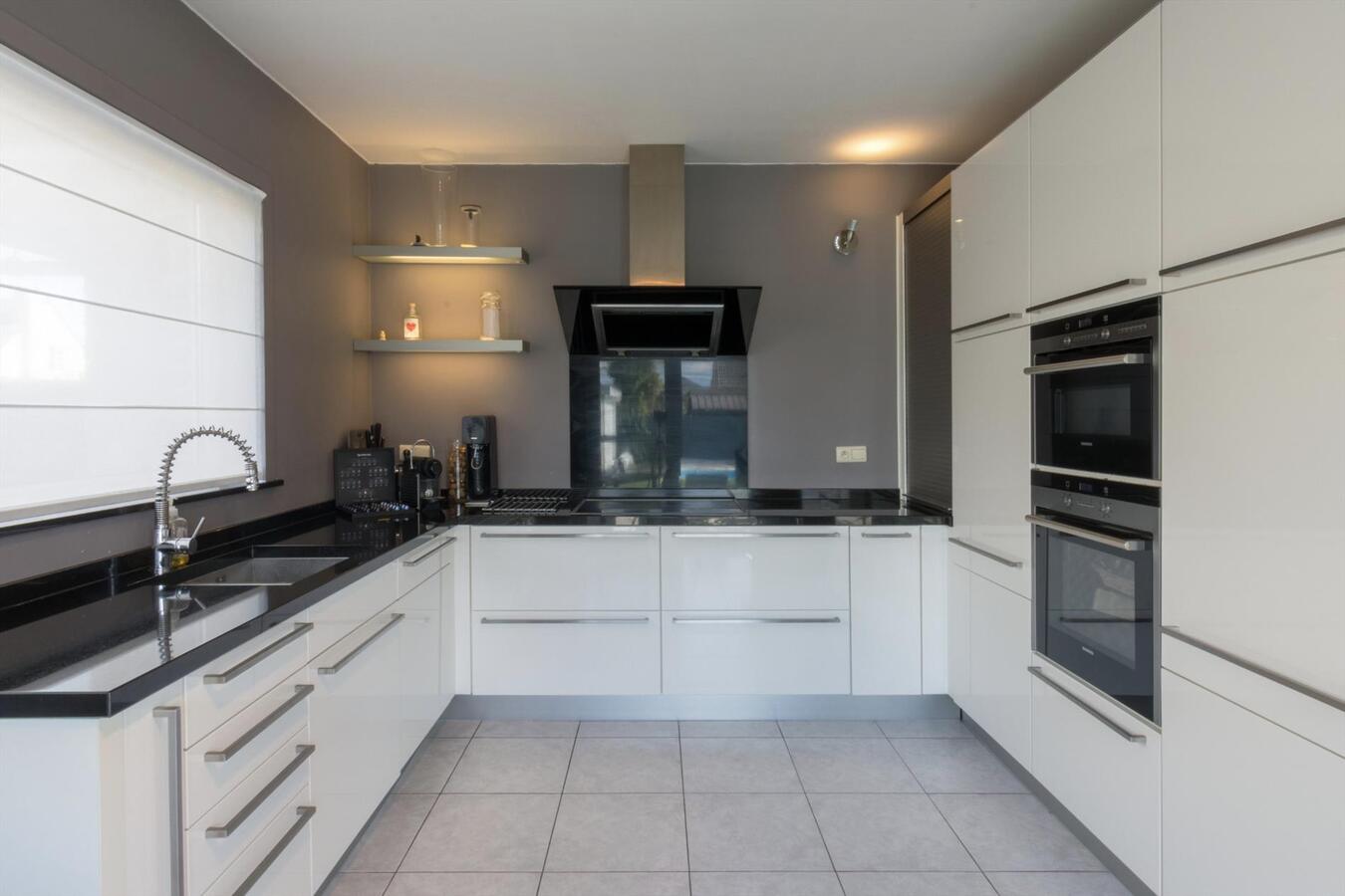 Ruime hedendaagse villa met buitenzwembad 