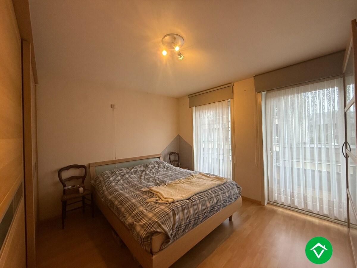 Ruim 2-slaapkamersappartement met garage in centrum Roeselare 