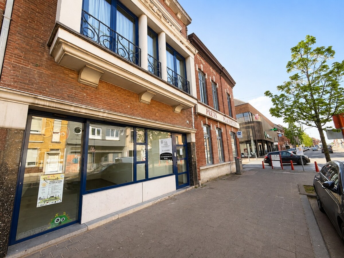 À Dottignies : surface commerciale modulable de ±116 m² avec jardin et excellente visibilité ! 