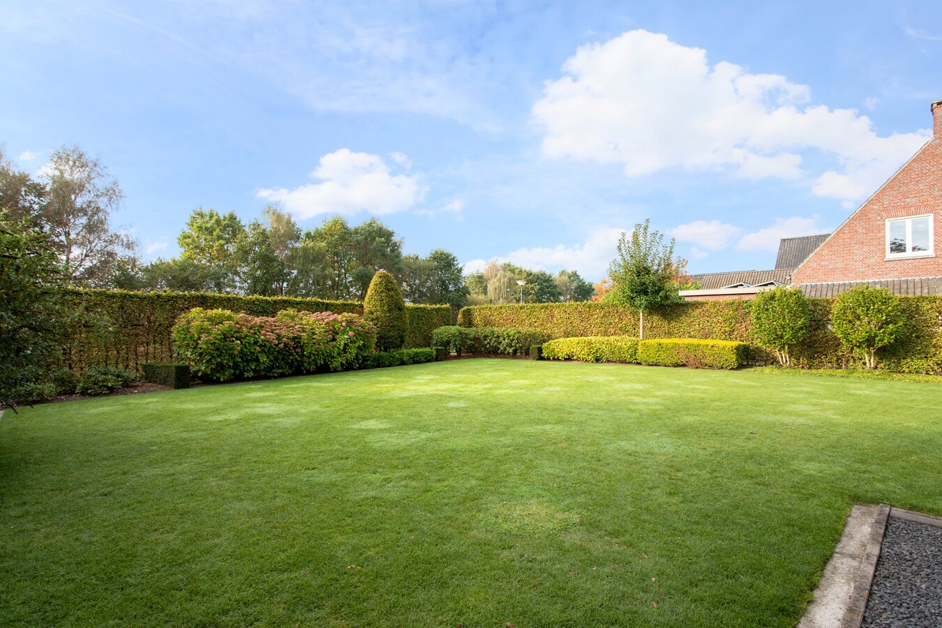Unieke, onder architectuur gebouwde villawoning met luxe afwerking en prachtig uitzicht op het buitengebied. 