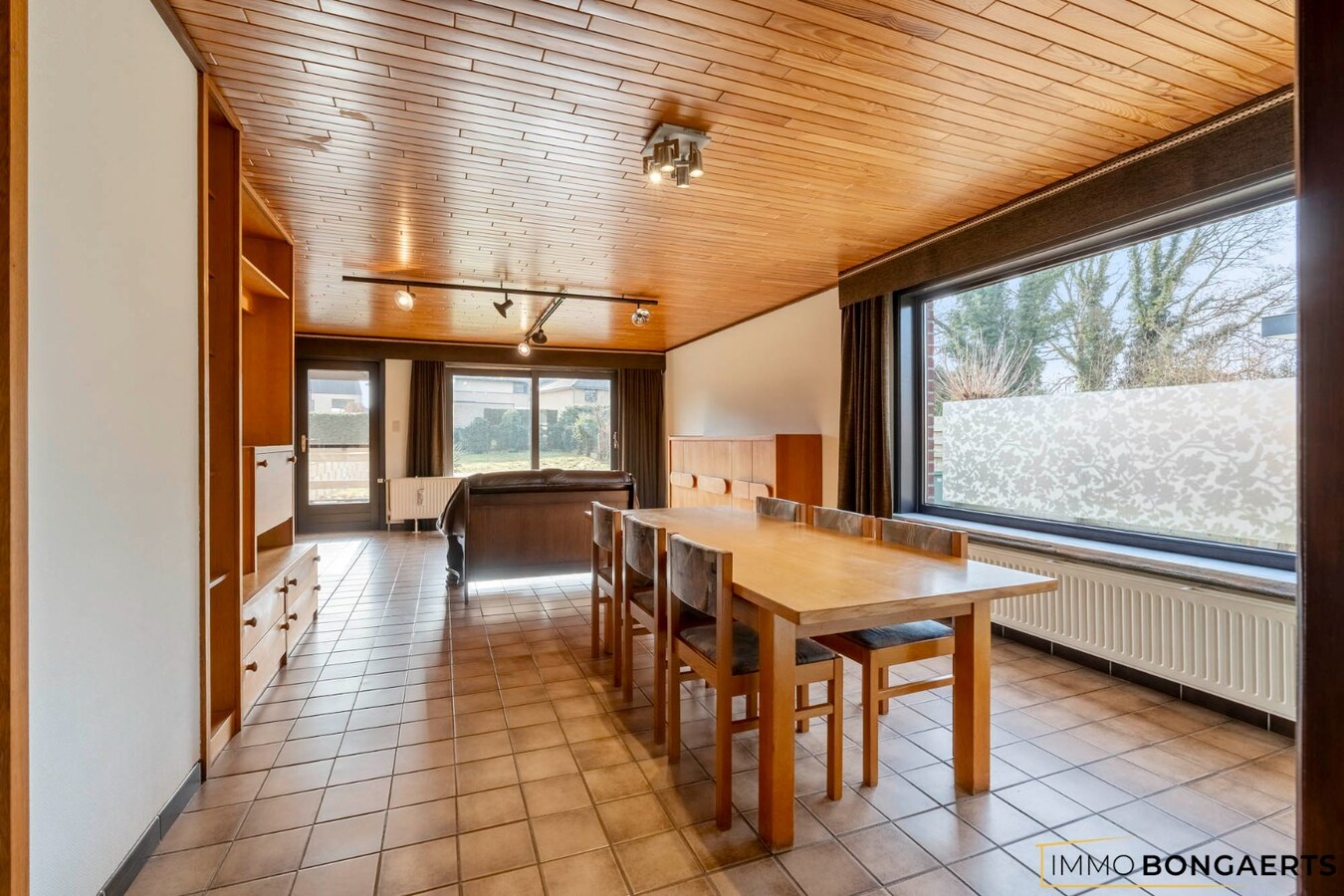 Ruime woning met 3 slaapkamers, tuin, terras en garage. 