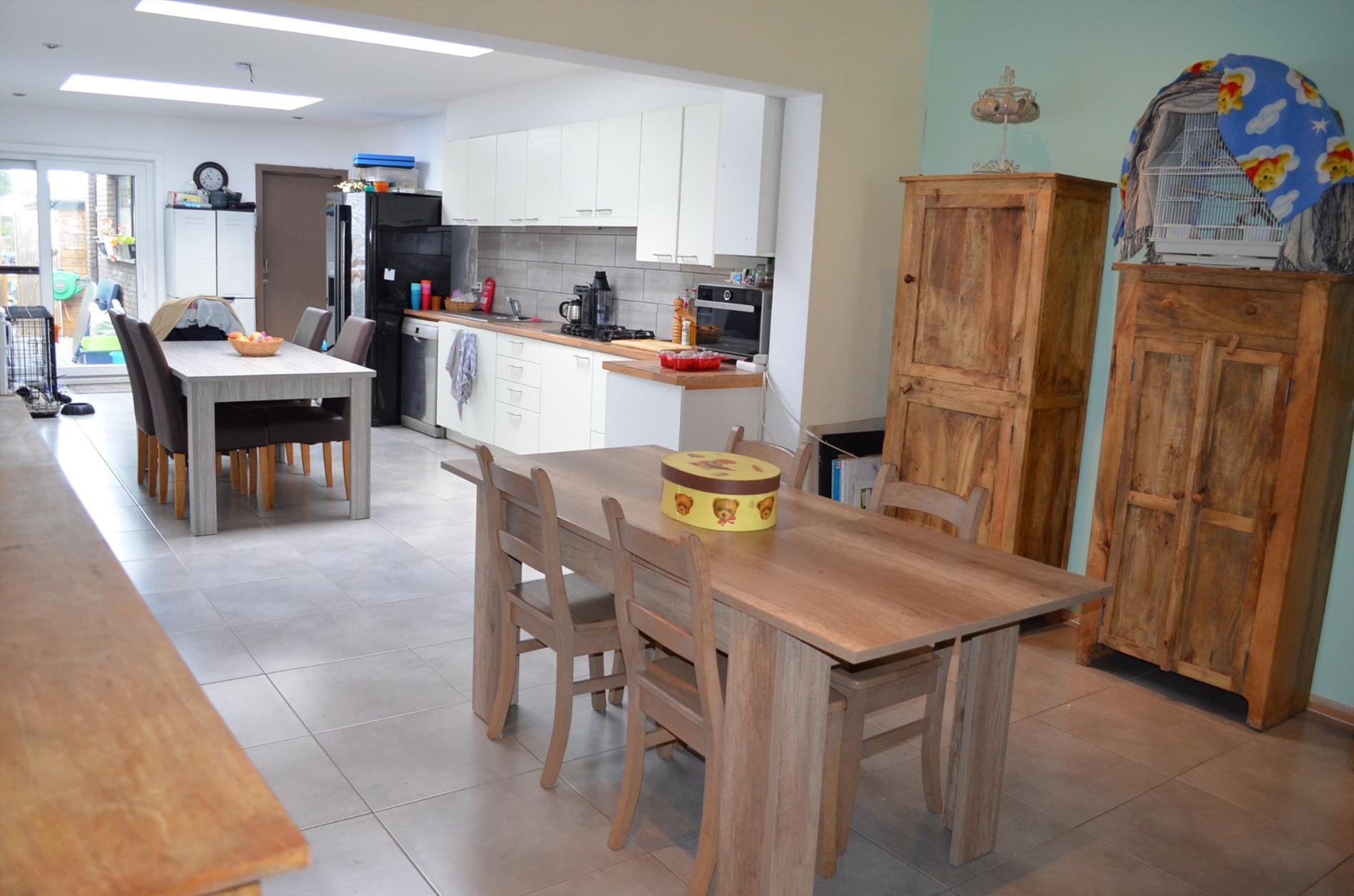 Gerenoveerde gezinswoning met 4 slpks en tuin te centrum Eeklo 