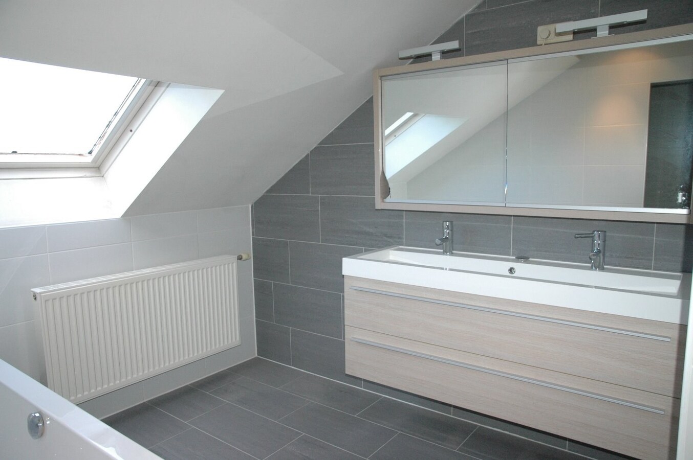 Degelijke gezinswoning met achterliggende loods/garage. 