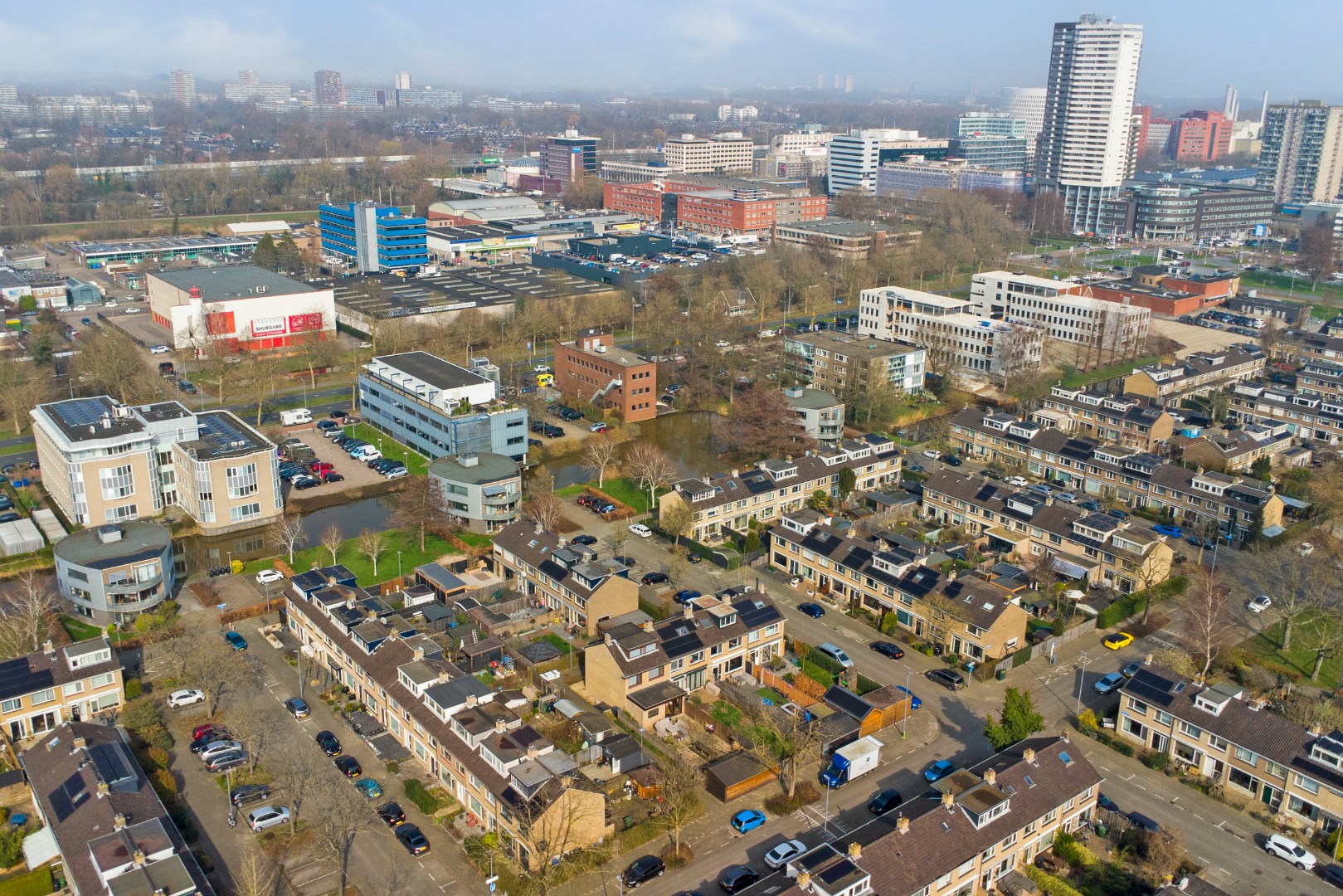 Ruime uitgebouwde 6-kamer hoekwoning met kunststofkozijnen, dakkapellen, grote tuin en eigen grond. 