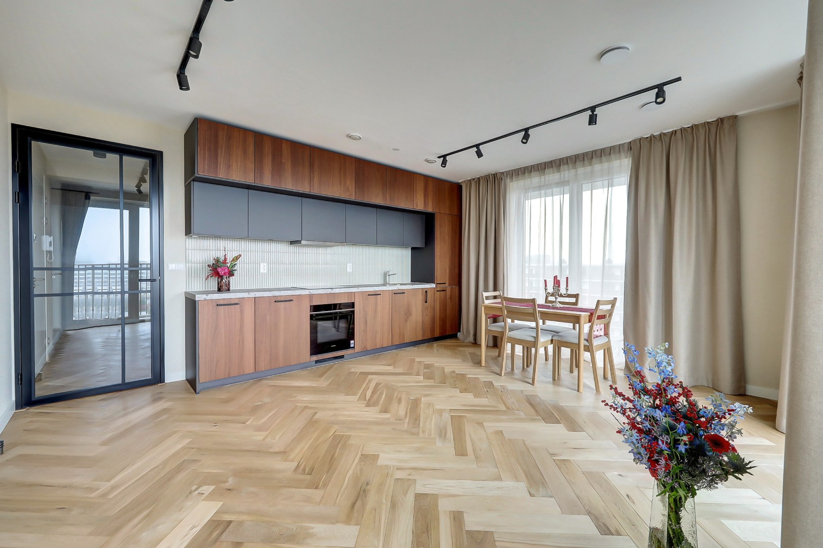 Nieuw en instapklaar 3-kamer appartement op de zevende verdieping met luxe keuken en badkamer, riant uitzicht over de omgeving en naar het centrum van Rotterdam. 
