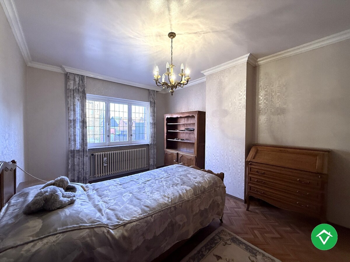 Karaktervolle, stevige woning met 4 slaapkamers, tuin en garage in centrum Roeselare 