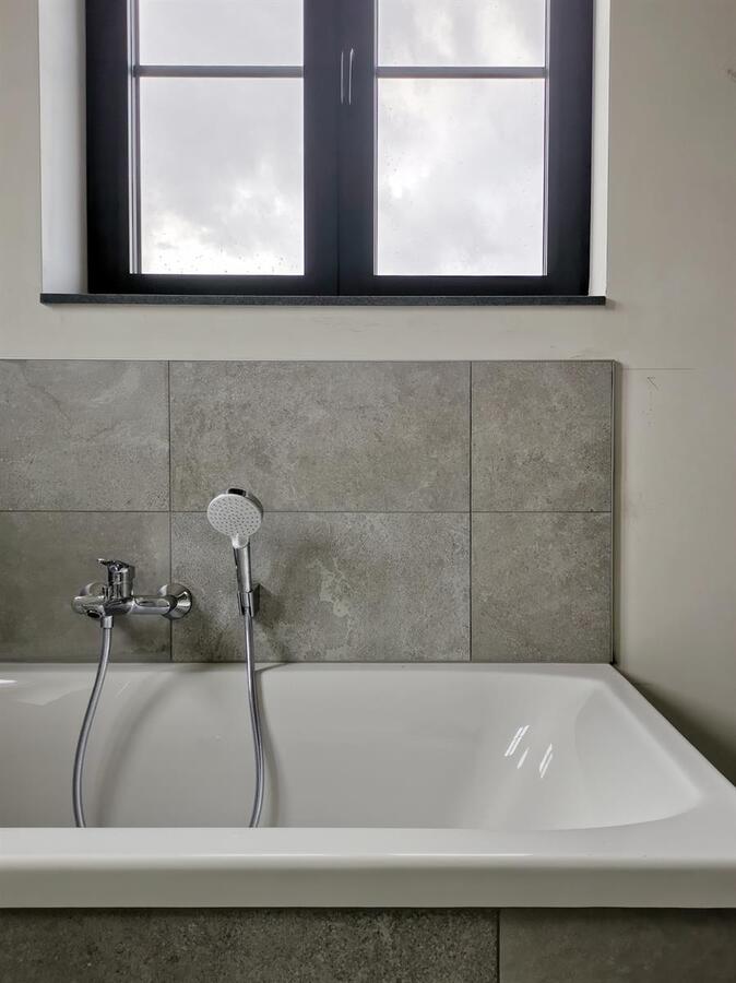 Ruime halfopen bebouwing. Volledig afgewerkte instapklare nieuwbouw. 