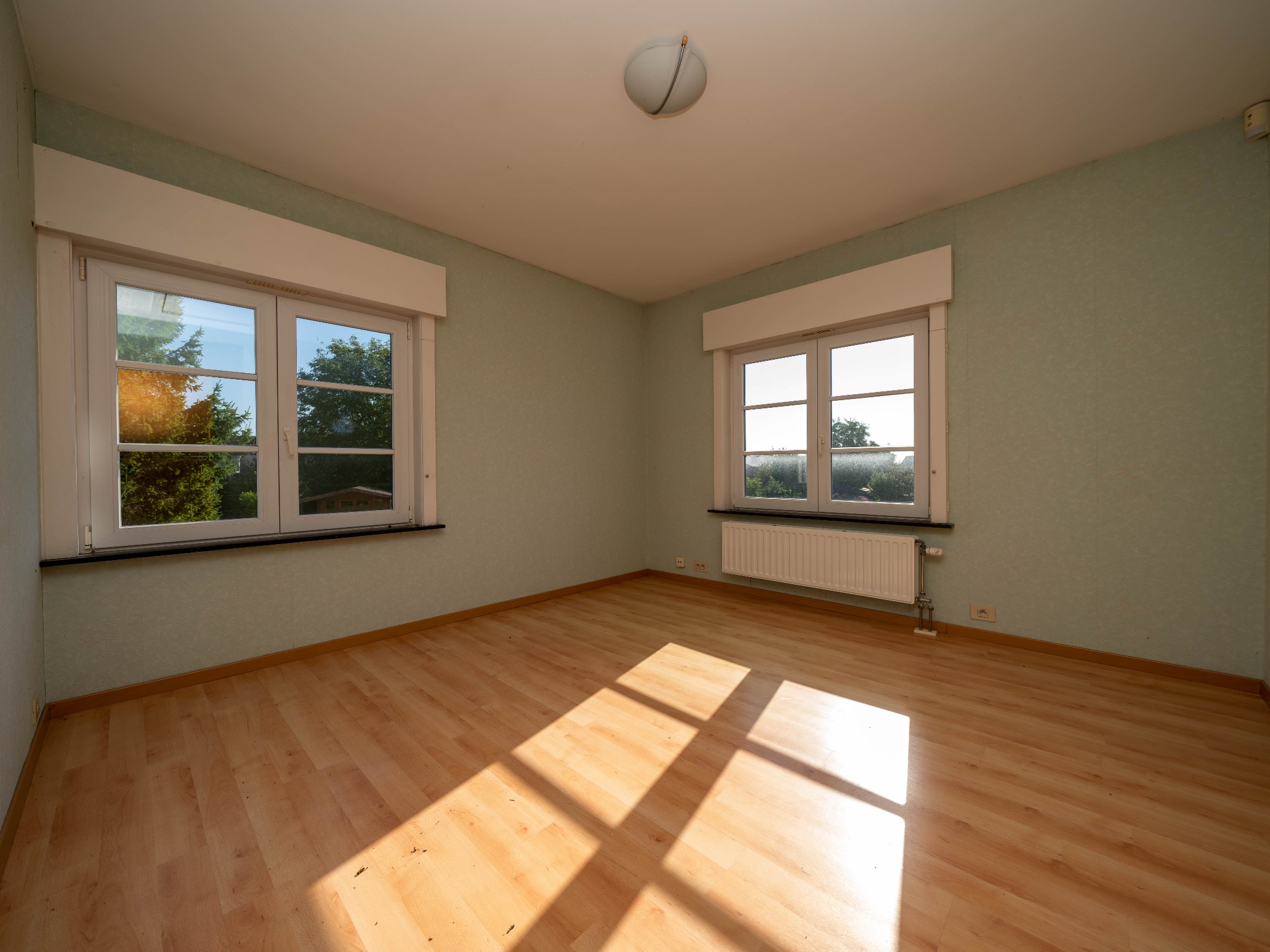 Lichtrijke, ruime woning met 3 kamers, garage en tuin 