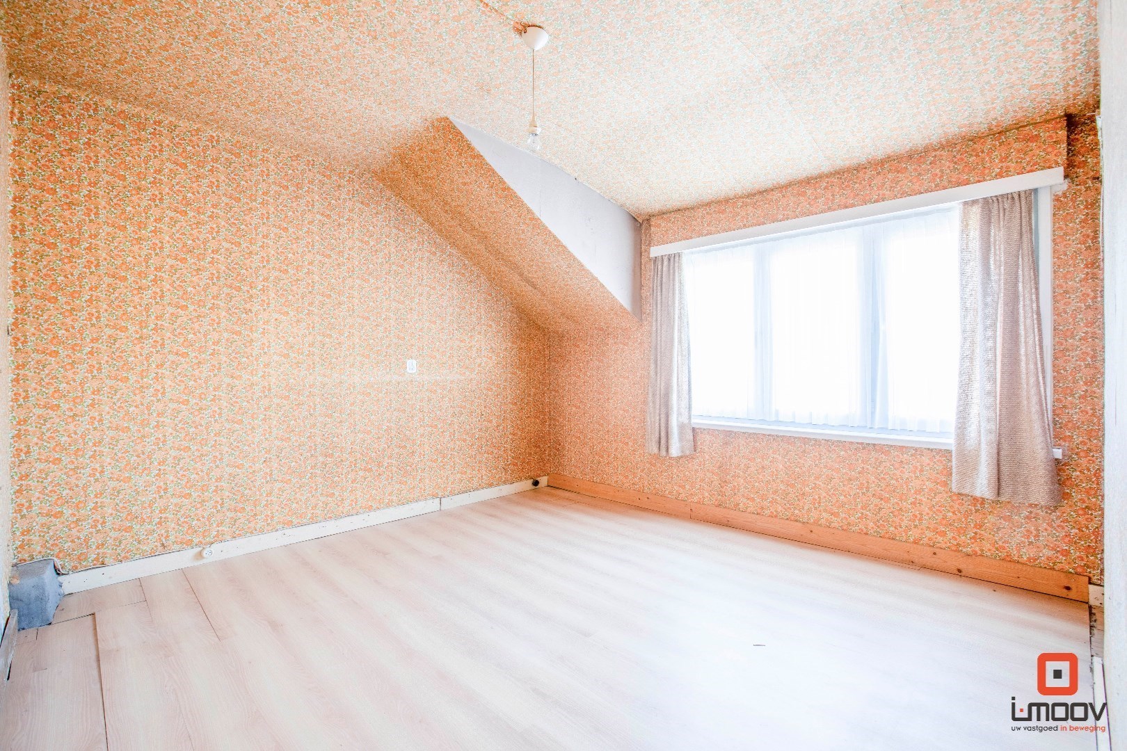 Te renoveren halfopen woning met unieke locatie 