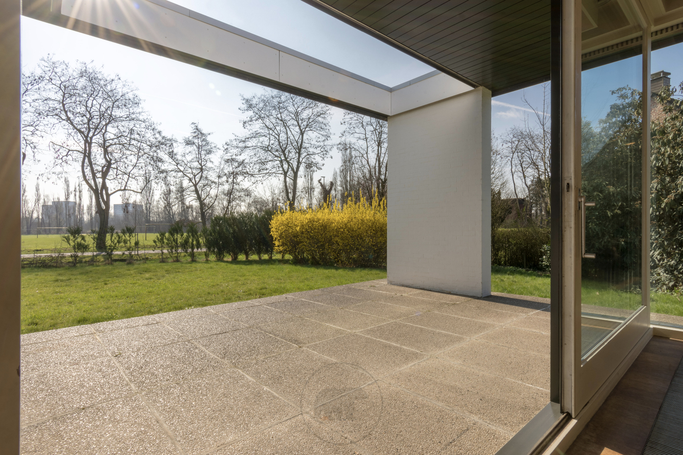 VERKOCHT: Modernistische villa op residentiële ligging te Zwijnaarde 