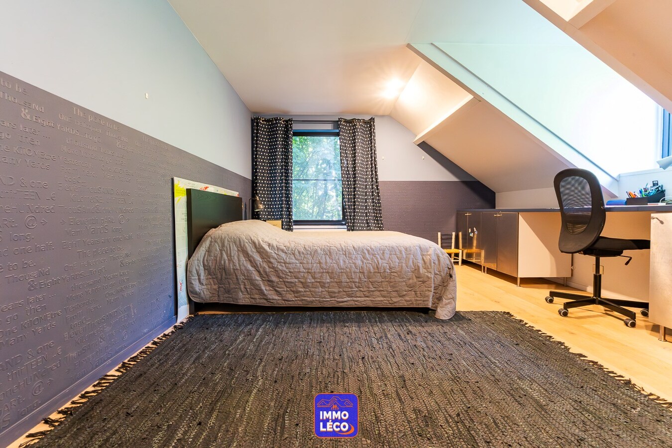 Villa semi Plain-Pied érigée sur 4592m², piscine, 4 garages, parking 10 voitures, ... COUP DE COEUR assuré ! 