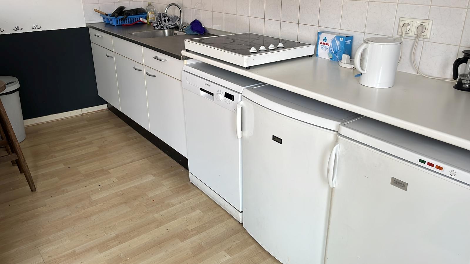 Kamer te huur in hartje Kamperland. Let op! Gezamenlijk wonen; woonkamer/badkamer/keuken worden gedeeld. 