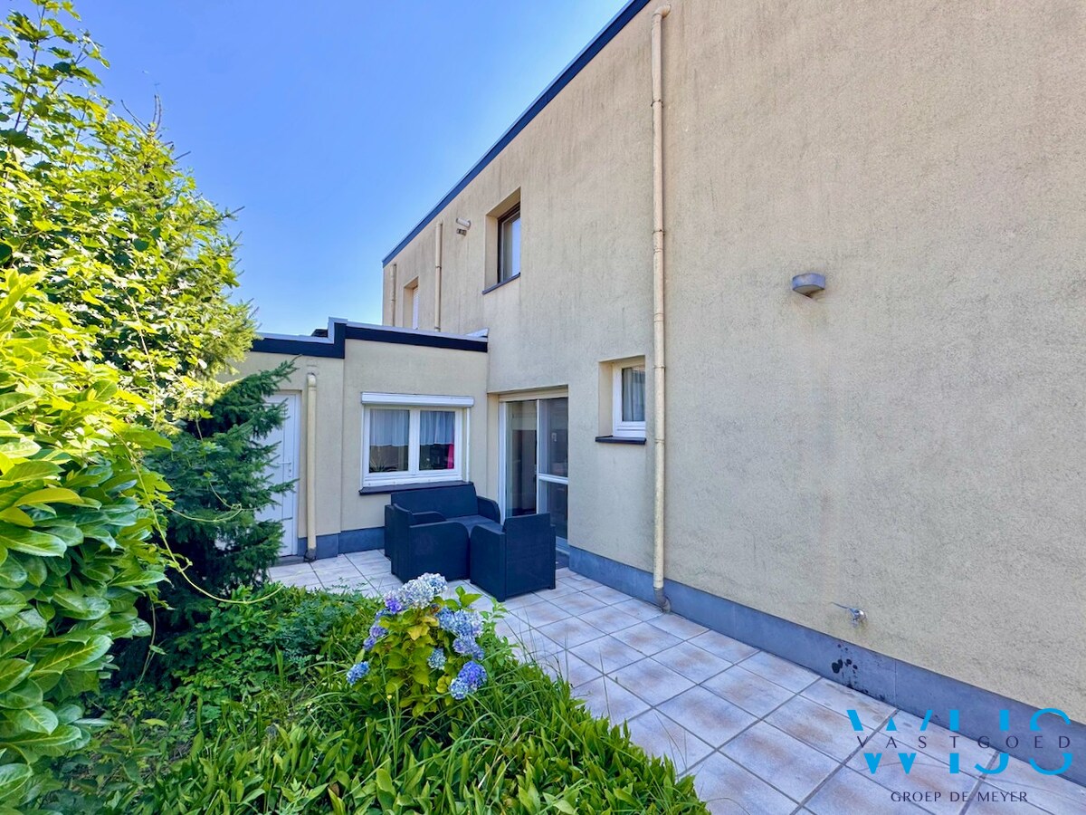 Praktisch en rustig gelegen woning met garage &amp; toffe tuin te Zelzate! 