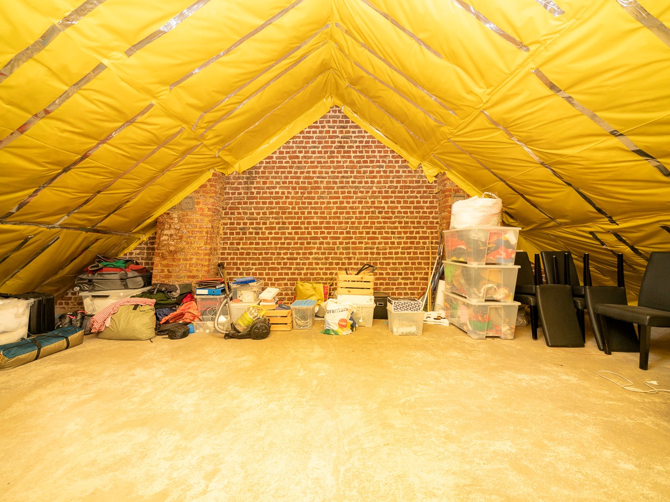 Volledige gerenoveerde 3-gevel woning 