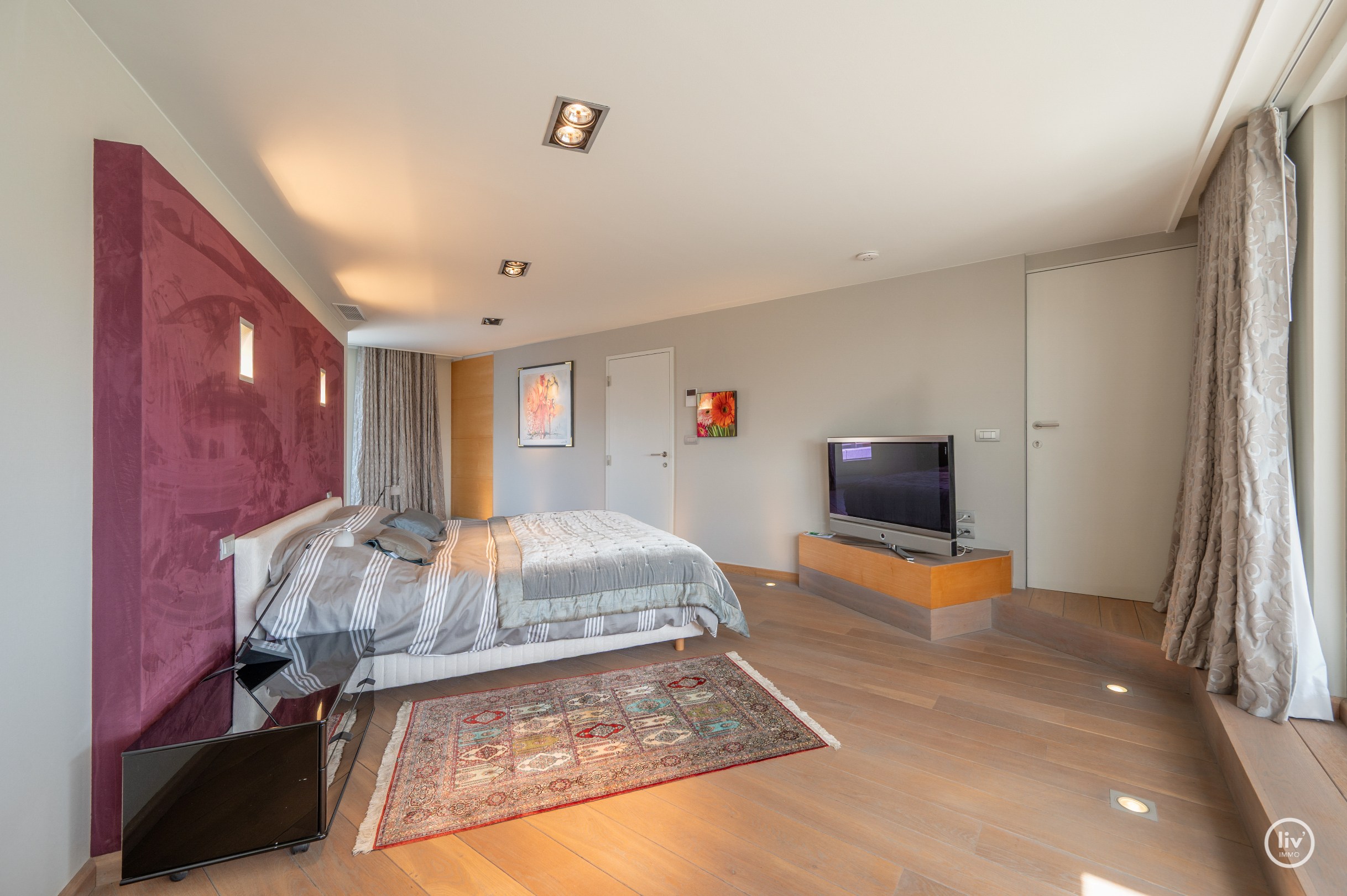 Dit magnifieke duplexappartement combineert uitzonderlijke volumes met adembenemende zichten over zowel de omliggende bossen als de zee. 