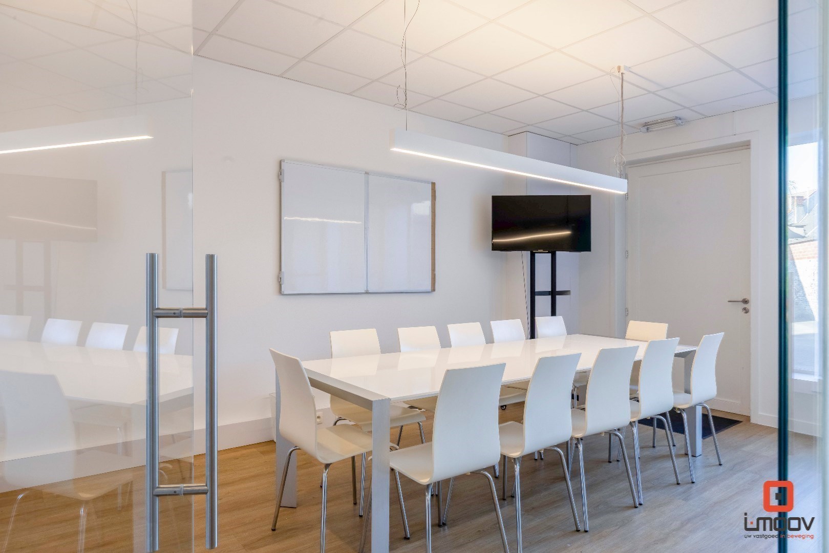 Modern en lichtrijk kantoor op commercieel gunstige locatie 