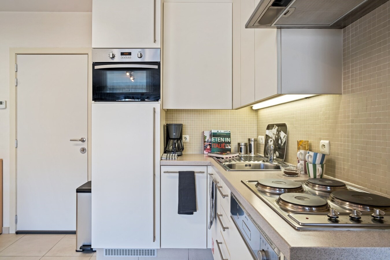 Modern 1 slaapkamerappartement op een boogscheut van het strand 