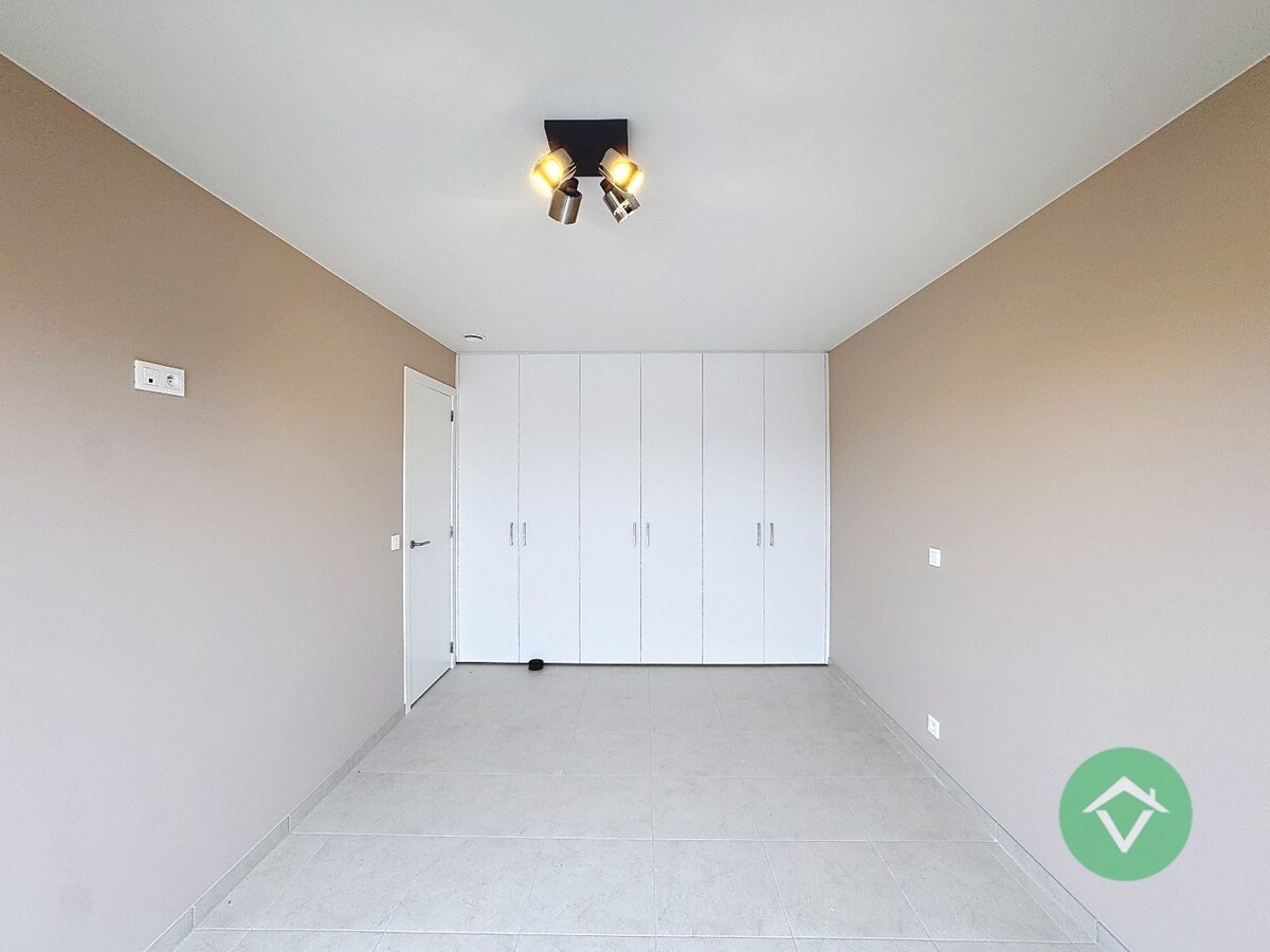 Volledig geschilderd Instapklaar appartement met garage in centrum Koekelare 