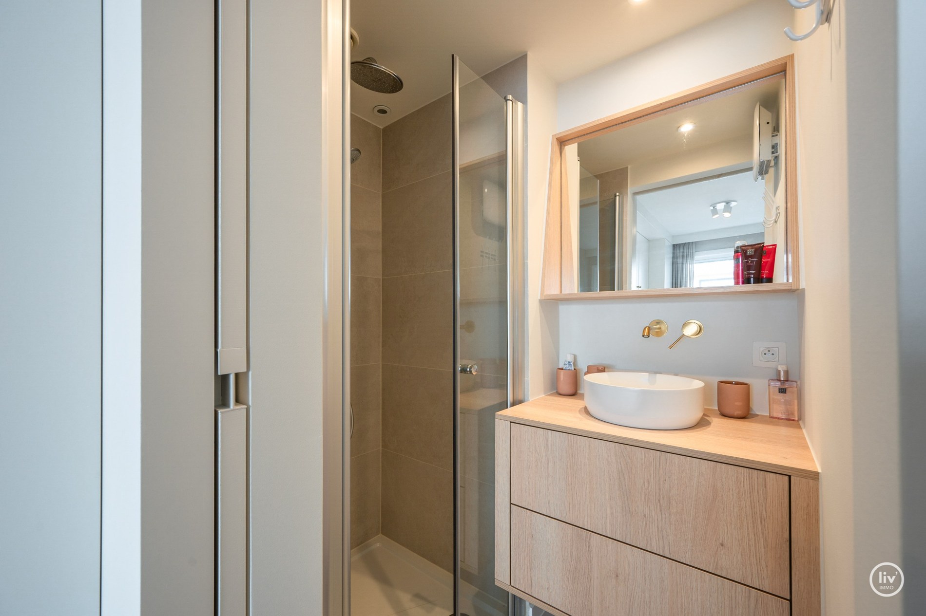 Magnifique appartement rénové de 2 chambres avec de belles vues sur le parc Yzer à Knokke. 