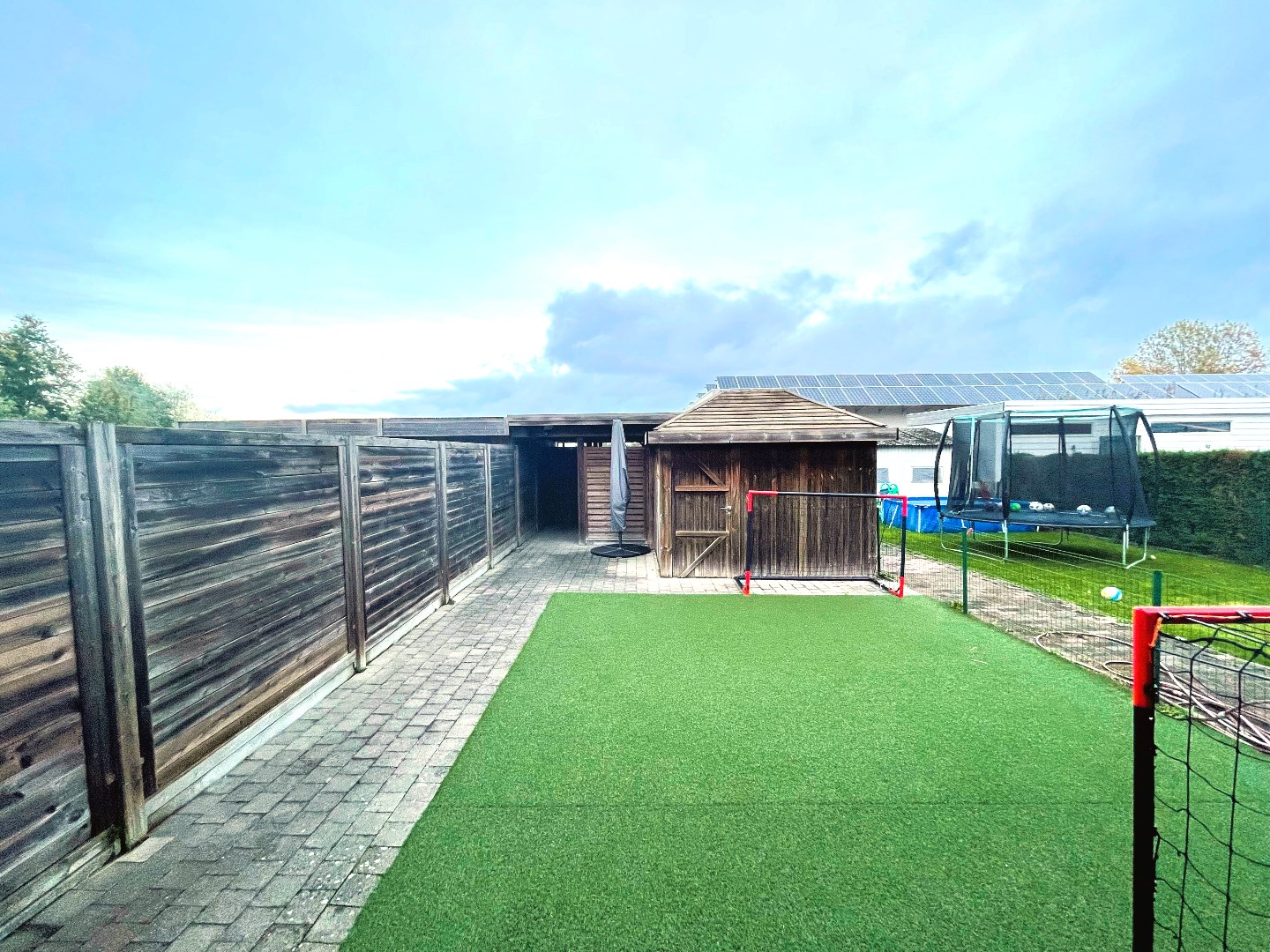 Gezellige rijwoning met 3 slaapkamers en uitweg 