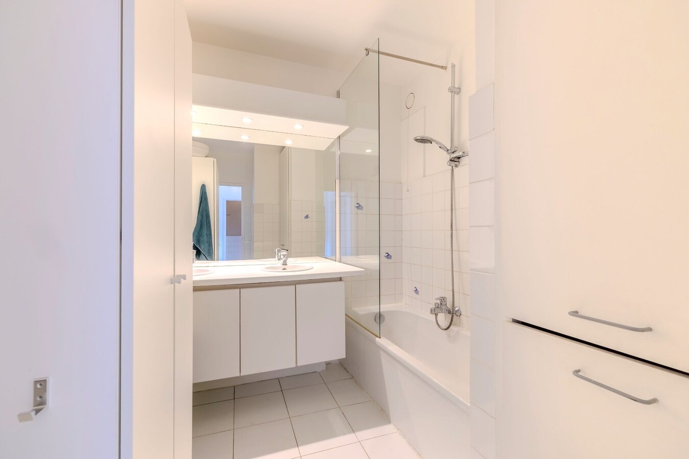 Instapklaar gelijkvloers met 2 slpks en garagebox 